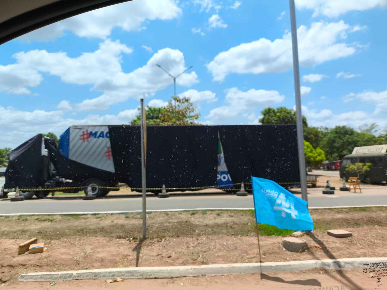 Carreta da Saúde coberta com panos pretos