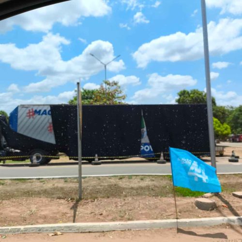 Carreta da Saúde coberta com panos pretos