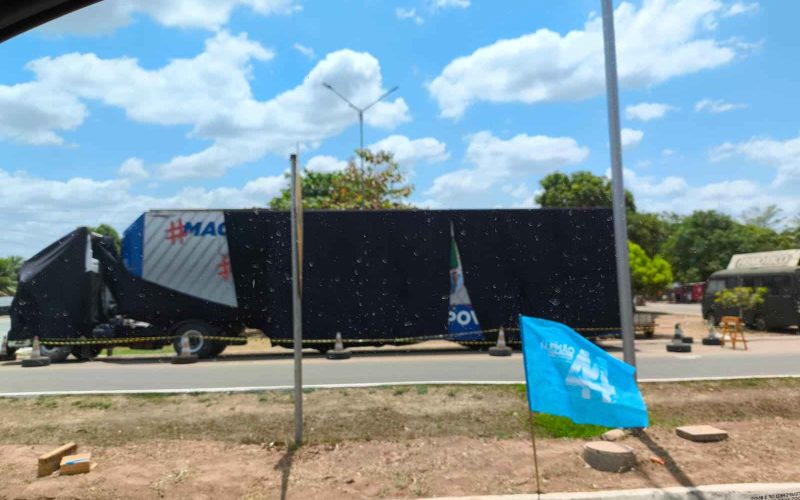 Carreta da Saúde coberta com panos pretos