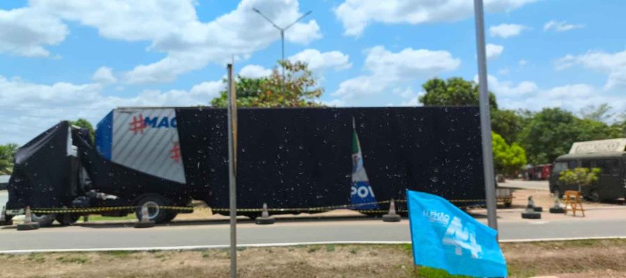 Carreta da Saúde coberta com panos pretos